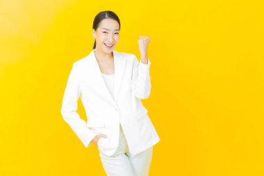 Portre güzel Asyalı kadın gülümsüyor. Renkli arka planda hareket var.