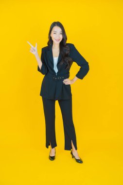 Portre güzel Asyalı kadın gülümsüyor. Renkli arka planda hareket var.