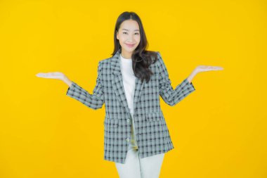 Portre güzel Asyalı kadın gülümsüyor. Renkli arka planda hareket var.