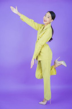 Portre güzel Asyalı kadın gülümsüyor. Renkli arka planda hareket var.