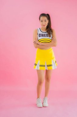 Pembe izole edilmiş arka planda güzel Asyalı genç bir amigo kız portresi.