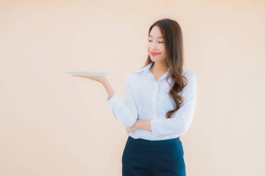 Güzel bir Asyalı kadın portresi, plaka ya da tabakla izole edilmiş bir arka plan.