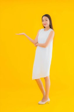 Sarı izole edilmiş arka planda güzel Asyalı bir kadının portresi.