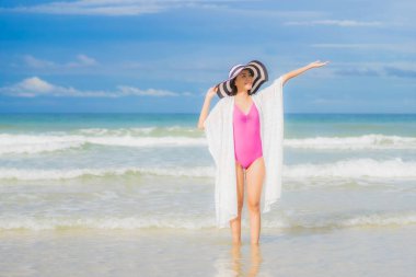 Güzel bir Asyalı kadının portresi. Plaj okyanusunda rahatla. Tatil gezisinde gülümse.