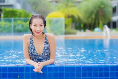 Güzel bir Asyalı kadın portresi. Rahatlayın. Rahatınıza bakın.