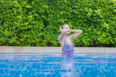 Güzel bir Asyalı kadın portresi. Rahatlayın. Rahatınıza bakın.