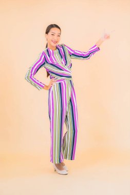 Güzel Asyalı kadın gülümsemesi. Renkli arka planda rahatla.