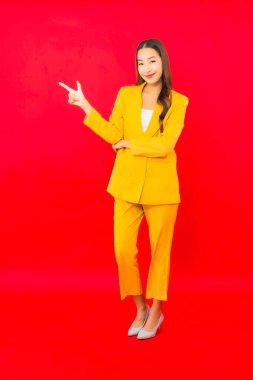 Portre güzel genç iş kadını Asyalı kadın kırmızı izole arka planda hareketli gülümseme