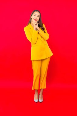 Portre güzel genç iş kadını Asyalı kadın kırmızı izole arka planda hareketli gülümseme