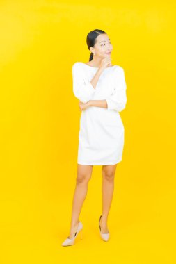 Portre güzel Asyalı kadın gülümsüyor. Renkli arka planda hareket var.