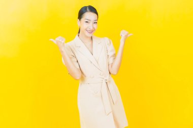 Portre güzel Asyalı kadın gülümsüyor. Renkli arka planda hareket var.