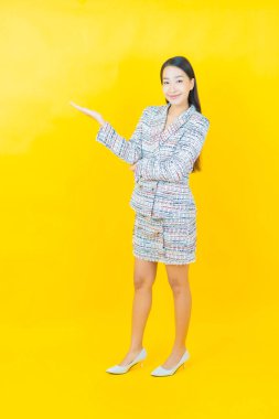 Portre güzel Asyalı kadın gülümsüyor. Renkli arka planda hareket var.