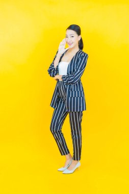 Portre güzel Asyalı kadın gülümsüyor. Renkli arka planda hareket var.