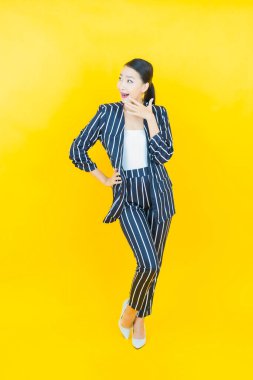 Portre güzel Asyalı kadın gülümsüyor. Renkli arka planda hareket var.