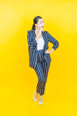 Portre güzel Asyalı kadın gülümsüyor. Renkli arka planda hareket var.