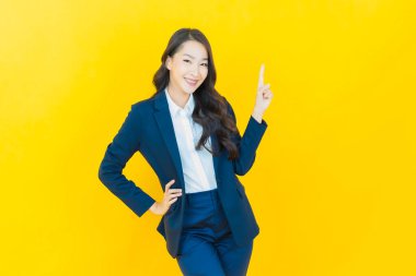 Portre güzel Asyalı kadın gülümsüyor. Renkli arka planda hareket var.