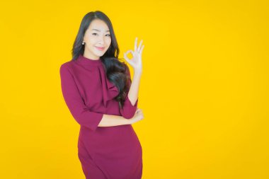 Portre güzel Asyalı kadın gülümsüyor. Renkli arka planda hareket var.