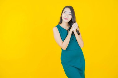 Portre güzel Asyalı kadın gülümsüyor. Renkli arka planda hareket var.