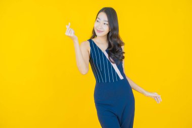 Portre güzel Asyalı kadın gülümsüyor. Renkli arka planda hareket var.