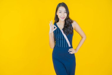 Portre güzel Asyalı kadın gülümsüyor. Renkli arka planda hareket var.