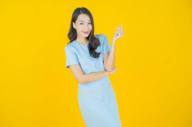 Portre güzel Asyalı kadın gülümsüyor. Renkli arka planda hareket var.