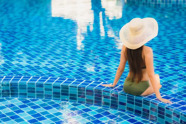 Güzel bir Asyalı kadın portresi. Tatilde dinlenmek için otel havuzunda dinleniyor.