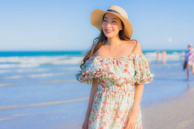 Güzel bir Asyalı kadın portresi. Mutlu bir gülümseme. Mavi gökyüzündeki tropikal deniz okyanusunda rahatla.