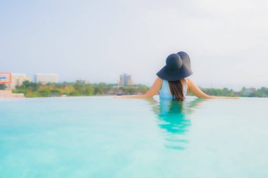 Güzel bir Asyalı kadın portresi. Mutlu bir gülümseme. Otelde yüzme havuzunda rahatla.