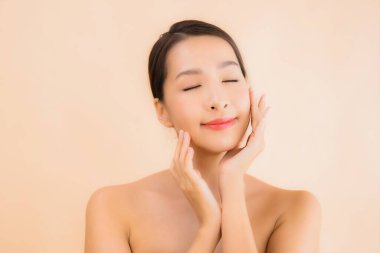 Güzellik kaplıcaları ve kozmetik makyaj anlayışı olan Asyalı güzel bir kadın portresi.