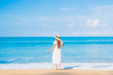 Güzel bir Asyalı kadın portresi. Rahatla. Deniz kıyısı okyanusunda rahatça gülümse.