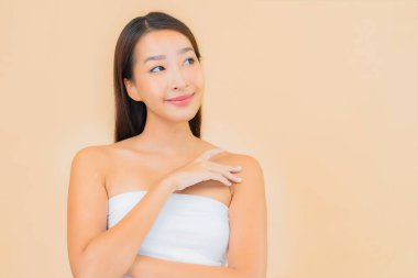 Renkli izole arka planda güzellik kozmetik makyaj konsepti olan güzel Asyalı kadın portresi