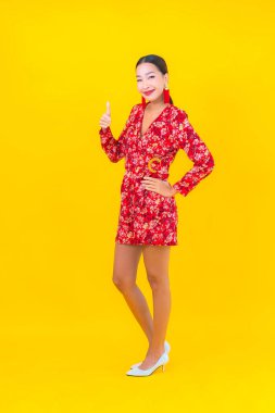 Güzel bir Asyalı kadının portresi Çin 'in yeni yıl konseptinde gülümsüyor. Renkli arka plan üzerine.