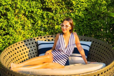 Güzel bir Asyalı kadın portresi. Rahatlayın. Tatilde tatil yaparken dinlenin.