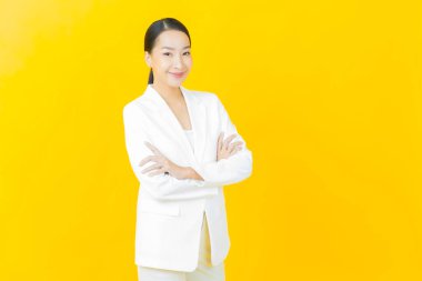 Portre güzel Asyalı kadın gülümsüyor. Renkli arka planda hareket var.