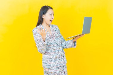 Asyalı güzel bir kadının portresi bilgisayarla izole edilmiş arka planda gülümsüyor.