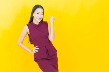 Portre güzel Asyalı kadın gülümsüyor. Renkli arka planda hareket var.