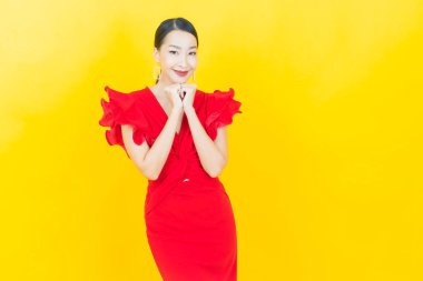 Portre güzel Asyalı kadın gülümsüyor. Renkli arka planda hareket var.