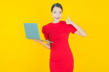 Asyalı güzel bir kadının portresi bilgisayarla izole edilmiş arka planda gülümsüyor.