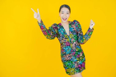 Portre güzel Asyalı kadın gülümsüyor. Renkli arka planda hareket var.