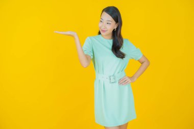 Portre güzel Asyalı kadın gülümsüyor. Renkli arka planda hareket var.