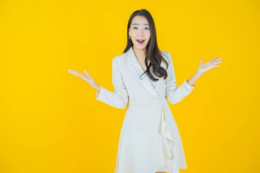 Portre güzel Asyalı kadın gülümsüyor. Renkli arka planda hareket var.