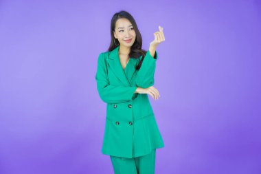 Portre güzel Asyalı kadın gülümsüyor. Renkli arka planda hareket var.