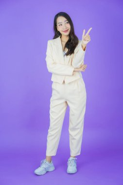 Portre güzel Asyalı kadın gülümsüyor. Renkli arka planda hareket var.