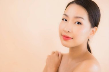 Güzellik kaplıcaları ve kozmetik makyaj anlayışı olan Asyalı güzel bir kadın portresi.