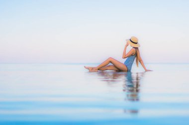 Güzel bir Asyalı kadın portresi. Rahatlayın. Yüzme havuzunda rahatlayın.