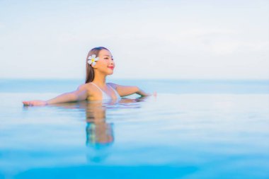 Güzel bir Asyalı kadın portresi. Rahat ol. Yüzme havuzu etrafında gülümse.