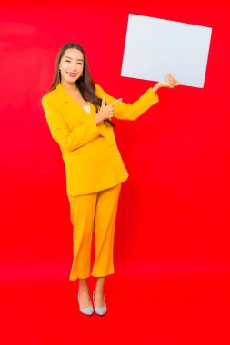 Portre güzel genç iş kadını Asyalı kadın mesaj için boş beyaz ilan panosuyla gülümsüyor