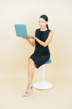 Asyalı güzel bir kadının portresi bilgisayarla izole edilmiş arka planda gülümsüyor.