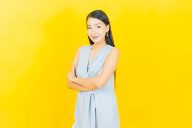 Portre güzel Asyalı kadın gülümsüyor. Renkli arka planda hareket var.