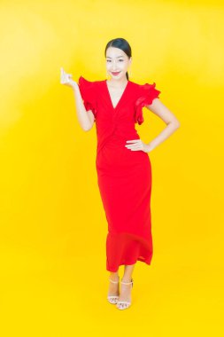 Portre güzel Asyalı kadın gülümsüyor. Renkli arka planda hareket var.